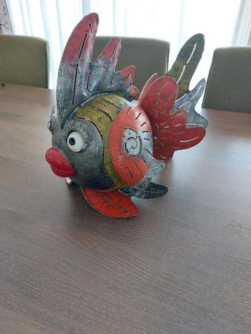 Metalen vis in mooie kleuren, oranje, groen, rood, grijs beschikbaar voor biedingen