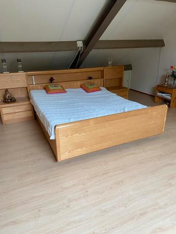 Houten tweepersoonsbed met nachtkastjes gratis beschikbaar voor biedingen