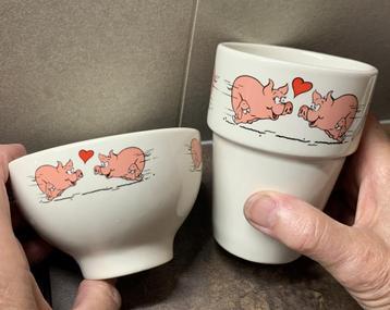 melk beker en kommetje met varkentjes, varkens met hartje  beschikbaar voor biedingen