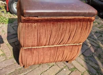 Brocante poef in zeer goede staat beschikbaar voor biedingen