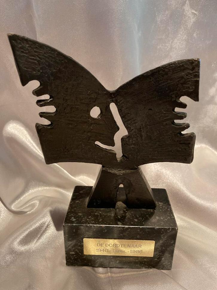Bronzen sculptuur 40 jaar jubileum De Dordtenaar, Antiek en Kunst, Kunst | Beelden en Houtsnijwerken, Ophalen of Verzenden