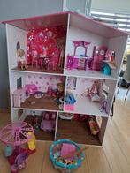 houten barbiehuis met inrichting, Kinderen en Baby's, Speelgoed | Poppenhuizen, Ophalen, Zo goed als nieuw