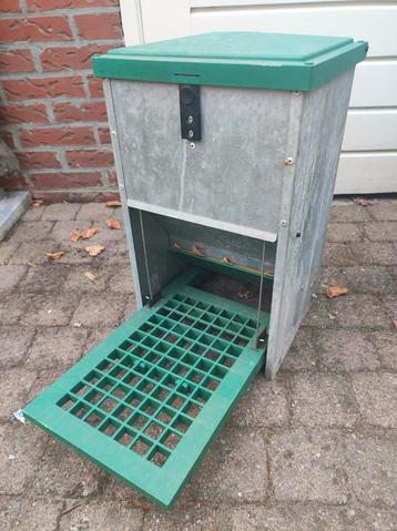 Automatische Voerbak, ook wel een trapbak genoemd  beschikbaar voor biedingen