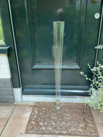 Vaas, glas beschikbaar voor biedingen
