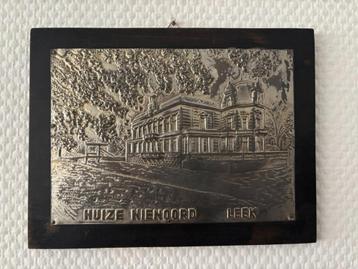 Vintage metalen reliëf van Huize Nienoord in Leek. beschikbaar voor biedingen