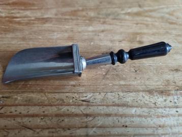 Oud Suikerschepje met Houten handvat. beschikbaar voor biedingen