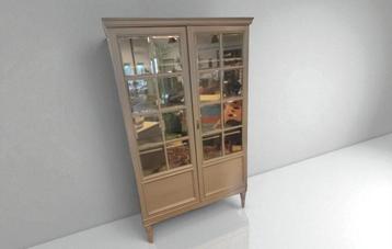 Gerestylede Buffetkast met Glazen Deuren beschikbaar voor biedingen