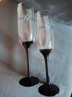 Champagne glazen met zwarte voet + tekst oud & nieuw set 2,-, Glas of Glazen, Nieuw, Ophalen of Verzenden, Glas