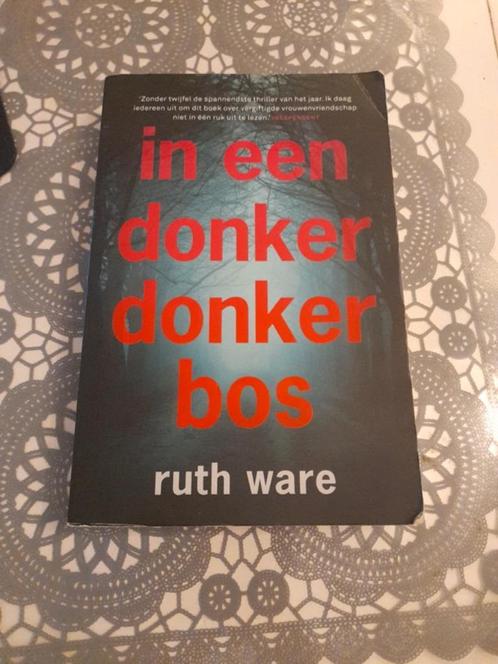 boek ruth ware - in een donker donker bos, Boeken, Thrillers, Zo goed als nieuw, Nederland, Ophalen of Verzenden