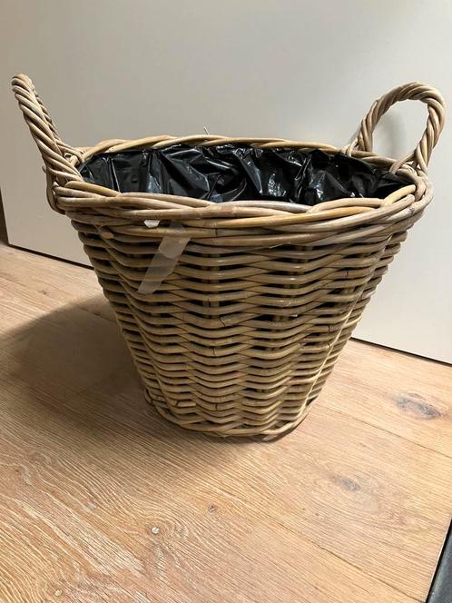 Nieuw! Stevige rieten decoratiemand met 2 handvaten 39 cm, Huis en Inrichting, Woonaccessoires | Schalen en Manden, Nieuw, Mand