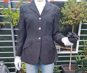 Jasje plastron speld handschoenen haarnet hoed  beschikbaar voor biedingen