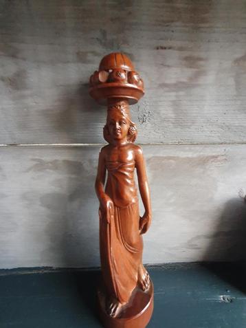 Houten Beeld Vrouw met Mand beschikbaar voor biedingen