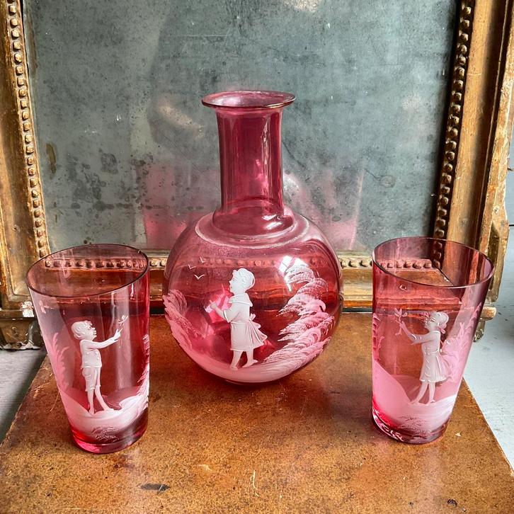 Mary Gregory karaf en 2 glaasjes *tres jolie Duiven*, Antiek en Kunst, Antiek | Glas en Kristal, Verzenden