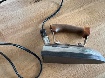 Antiek Elektrisch Strijkijzer beschikbaar voor biedingen