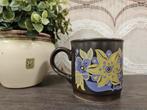 Vintage bruine koffie beker met  bloemen retro mok servies, Gebruikt, Keramiek, Ophalen of Verzenden, Nvt