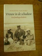 Dorinde van Oort - Vrouw in de schaduw, Ophalen of Verzenden, Zo goed als nieuw, Nederland