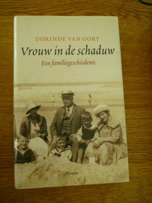 Dorinde van Oort - Vrouw in de schaduw, Boeken, Romans, Zo goed als nieuw, Nederland, Ophalen of Verzenden