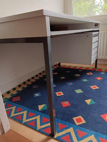 Erg praktisch bureau Leuwico  beschikbaar voor biedingen