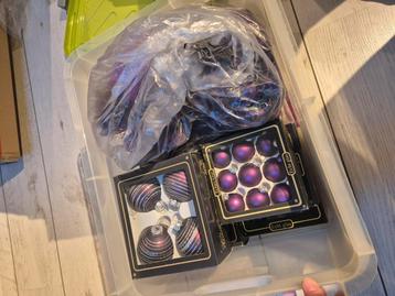 Kerstballen, bloemen, slingers en lint. Paars beschikbaar voor biedingen