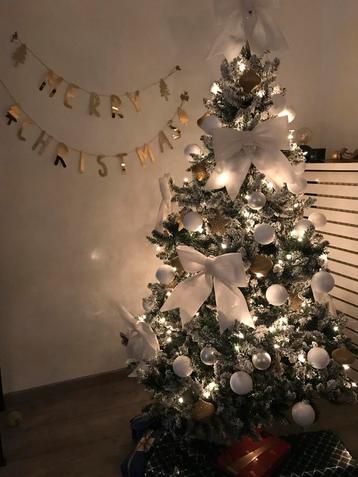 Kerstversiering - kerstballen en strikken beschikbaar voor biedingen