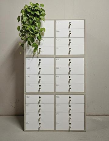 Antieke brocante schoolkast vintage ladekast apothekerskast beschikbaar voor biedingen