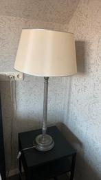 tafellamp met metalen voet, 2 stuks beschikbaar, Huis en Inrichting, Lampen | Tafellampen, Ophalen, Zo goed als nieuw, Minder dan 50 cm