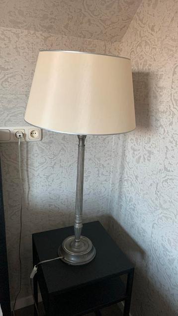 tafellamp met metalen voet, 2 stuks beschikbaar beschikbaar voor biedingen