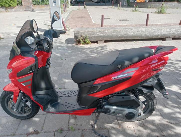 Aprilla SXR 50 in zeer nette staat!!!!, Fietsen en Brommers, Scooters | Overige merken, Zo goed als nieuw, Benzine, Ophalen