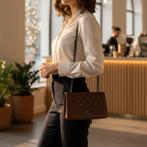 NIEUW Bruine Schoudertas met Quiltpatroon en Donkere Ketting, Sieraden, Tassen en Uiterlijk, Tassen | Damestassen, Ophalen of Verzenden