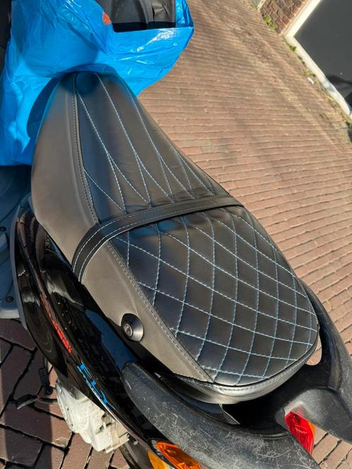 Piaggio Fly custom zadel ECHT LEER, Fietsen en Brommers, Brommeronderdelen | Scooters, Zo goed als nieuw, Piaggio, Zadel, Ophalen of Verzenden