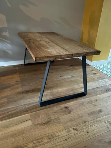 Teakhouten eettafel met massief stalen poten beschikbaar voor biedingen