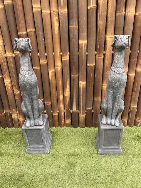 Set Whippet honden met zuilen, Tuin en Terras, Tuinbeelden, Nieuw, Dierenbeeld, Beton, Ophalen