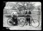 Haarscherp glasnegatief man en vrouw met hun fiets Brabant, Gebruikt, Foto, Voor 1940, Verzenden