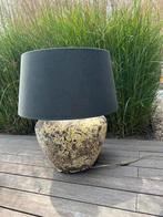 Grote tafellamp met unieke aardewerken/ stenen voet, Ophalen, Zo goed als nieuw, Overige materialen, 50 tot 75 cm