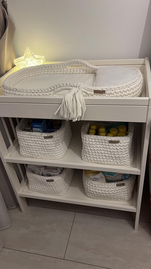 Commode met babyluxurymandjes en babyluxuryverschoonmand, Kinderen en Baby's, Kinderkamer | Commodes en Kasten, Zo goed als nieuw