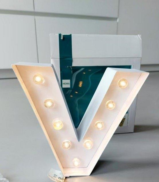 trendy lamp Hema Letter V Diy Marquee Licht - Nieuw!, Huis en Inrichting, Lampen | Tafellampen, Nieuw, Minder dan 50 cm, Overige materialen