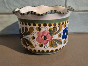 Bloempotje  beschilderd met bloemen gewelfde rand beschikbaar voor biedingen