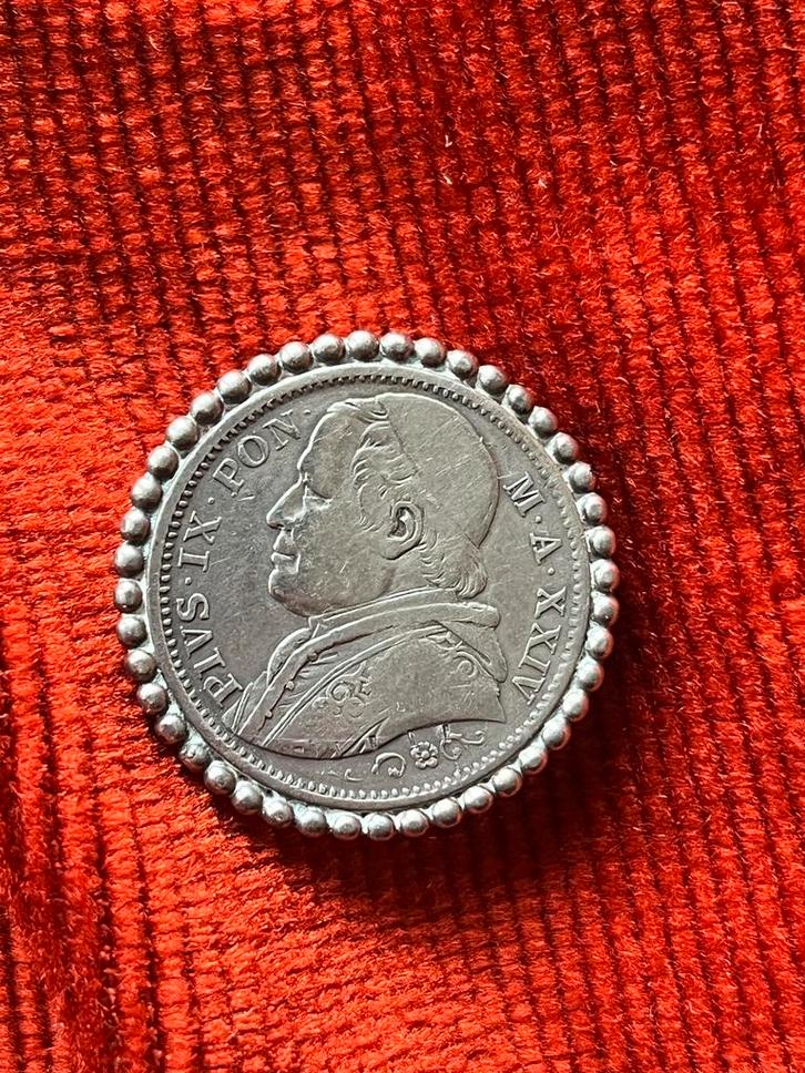 Broche: Zilveren 2 Lire Munt Paus Pius IX, Verzamelen, Religie, Sieraad, Ophalen of Verzenden