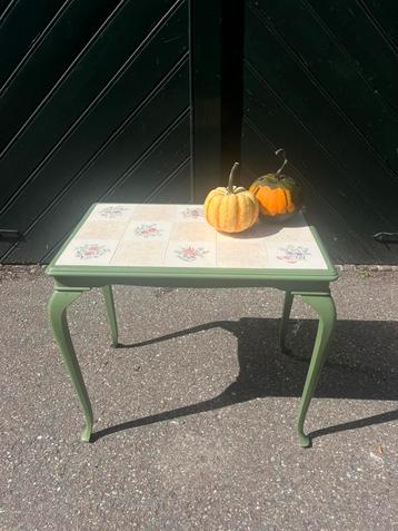 Vintage bijzettafel met tegelblad beschikbaar voor biedingen