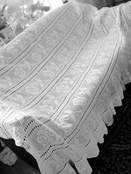 SUPERMOOI EN GROOT GEHAAKT WIT KATOENEN SPREI/KLEED, Antiek en Kunst, Curiosa en Brocante, Ophalen of Verzenden
