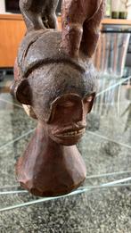 Afrikaans ritueel beeldje.  Ong 1950 op zuil, Ophalen of Verzenden