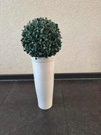 Mooi grote witte vaas met kunstbuxus erop, Huis en Inrichting, Woonaccessoires | Vazen, Wit, Aardewerk of Porselein, Ophalen of Verzenden