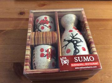 Aardewerken driedelig Sake setje in doosje, nieuw. SUMO beschikbaar voor biedingen