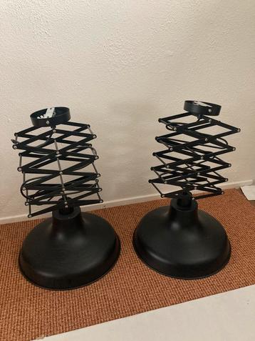 2 zwarte hanglampen beschikbaar voor biedingen