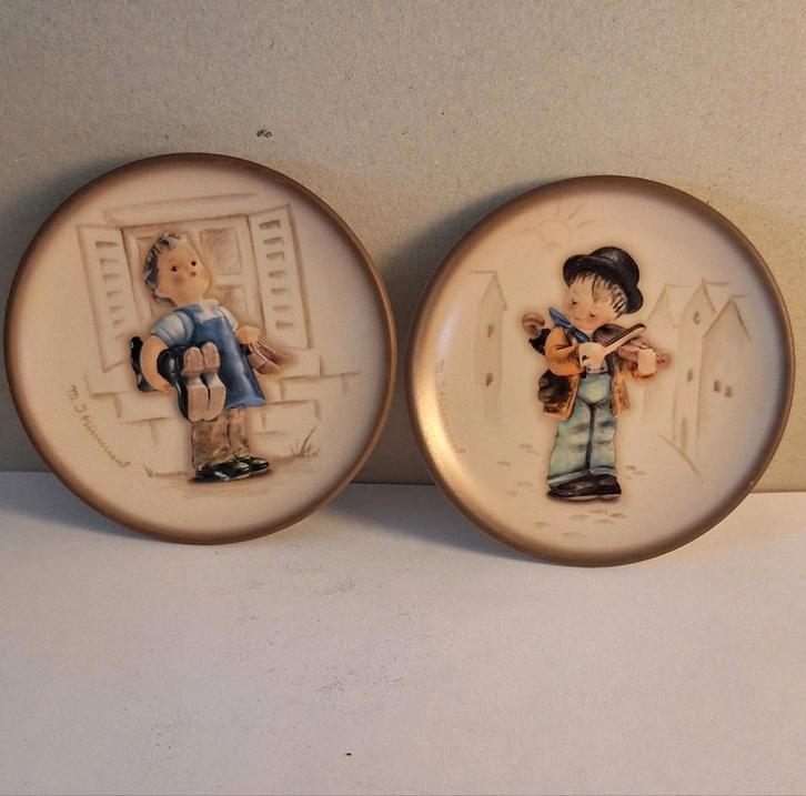 Twee Hummel Miniatuur Borden 4/T en 143/T, Verzamelen, Beelden en Beeldjes, Zo goed als nieuw, Hummel, Ophalen of Verzenden