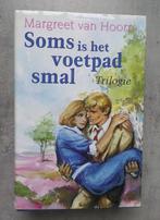 Margreet van Hoorn  Soms is het voetpad smal   Triologie, Ophalen of Verzenden, Zo goed als nieuw, Nederland, Margreet van Hoorn