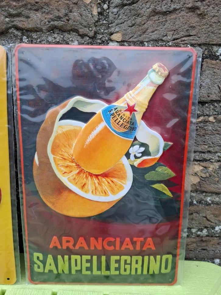 reclamebord in reliëf San Pellegrino (in verpakking), Verzamelen, Merken en Reclamevoorwerpen, Nieuw, Reclamebord, Ophalen of Verzenden