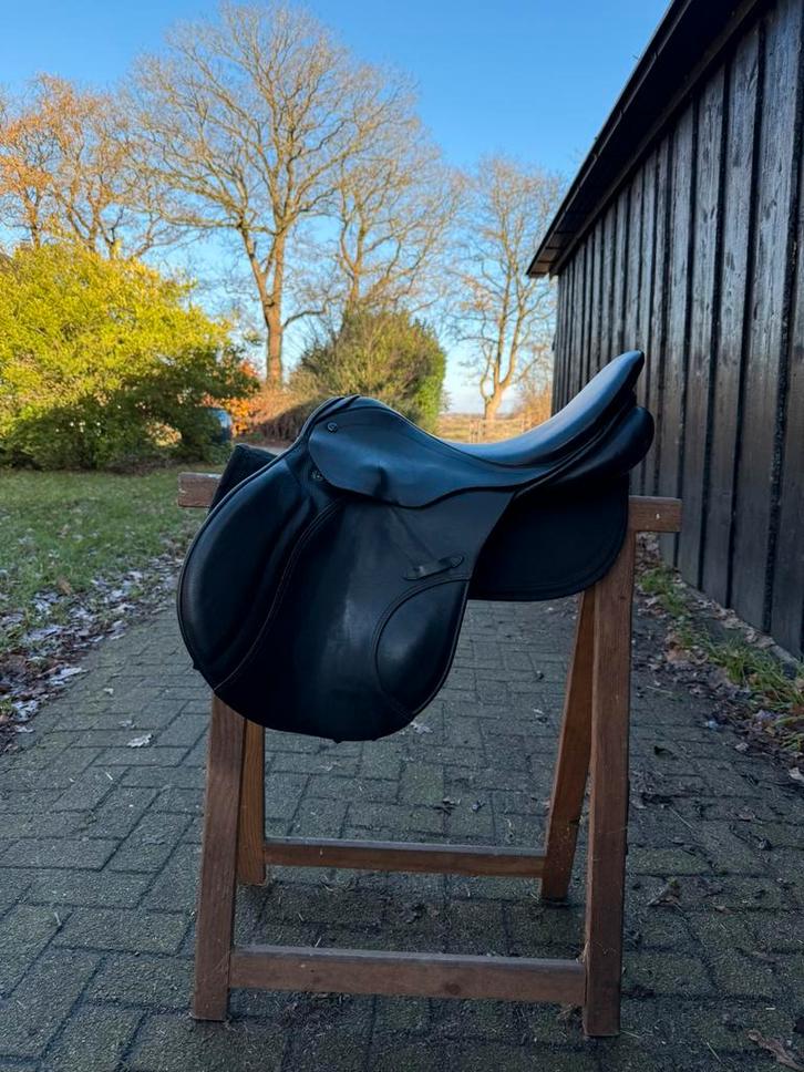 LIGT IN DE WEG Stubben springzadel 17,5 inch, Dieren en Toebehoren, Paarden en Pony's | Zadels, Springen, Ophalen