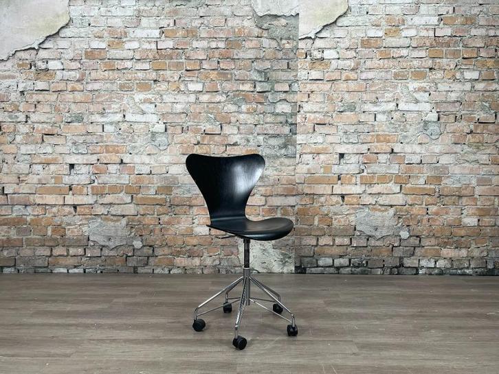 Fritz Hansen Vlinder zwart bij TheReSales, Huis en Inrichting, Stoelen, Zo goed als nieuw, Eén, Hout, Metaal, Zwart, Ophalen of Verzenden