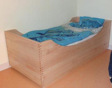 Antroposofisch eenpersoonsbed massief essen hout beschikbaar voor biedingen